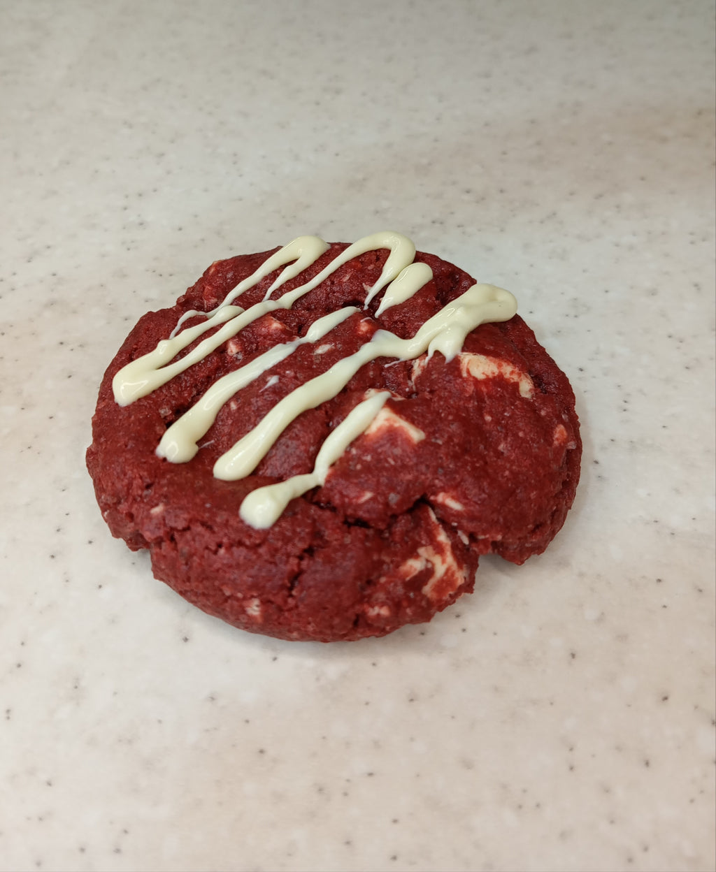 Raudonieji aksominiai sausainiai su baltojo šokolado