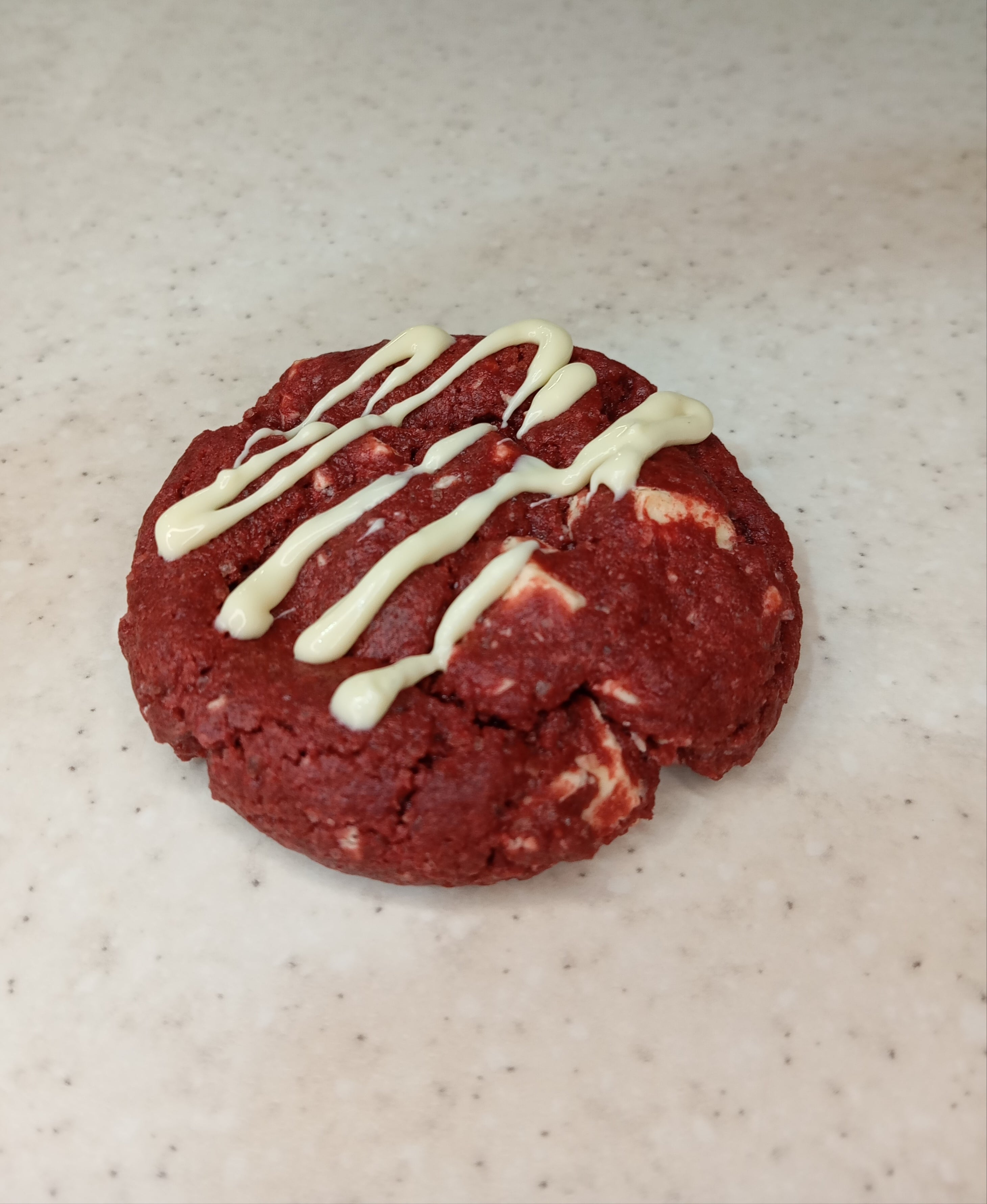 Raudonieji aksominiai sausainiai su baltojo šokolado