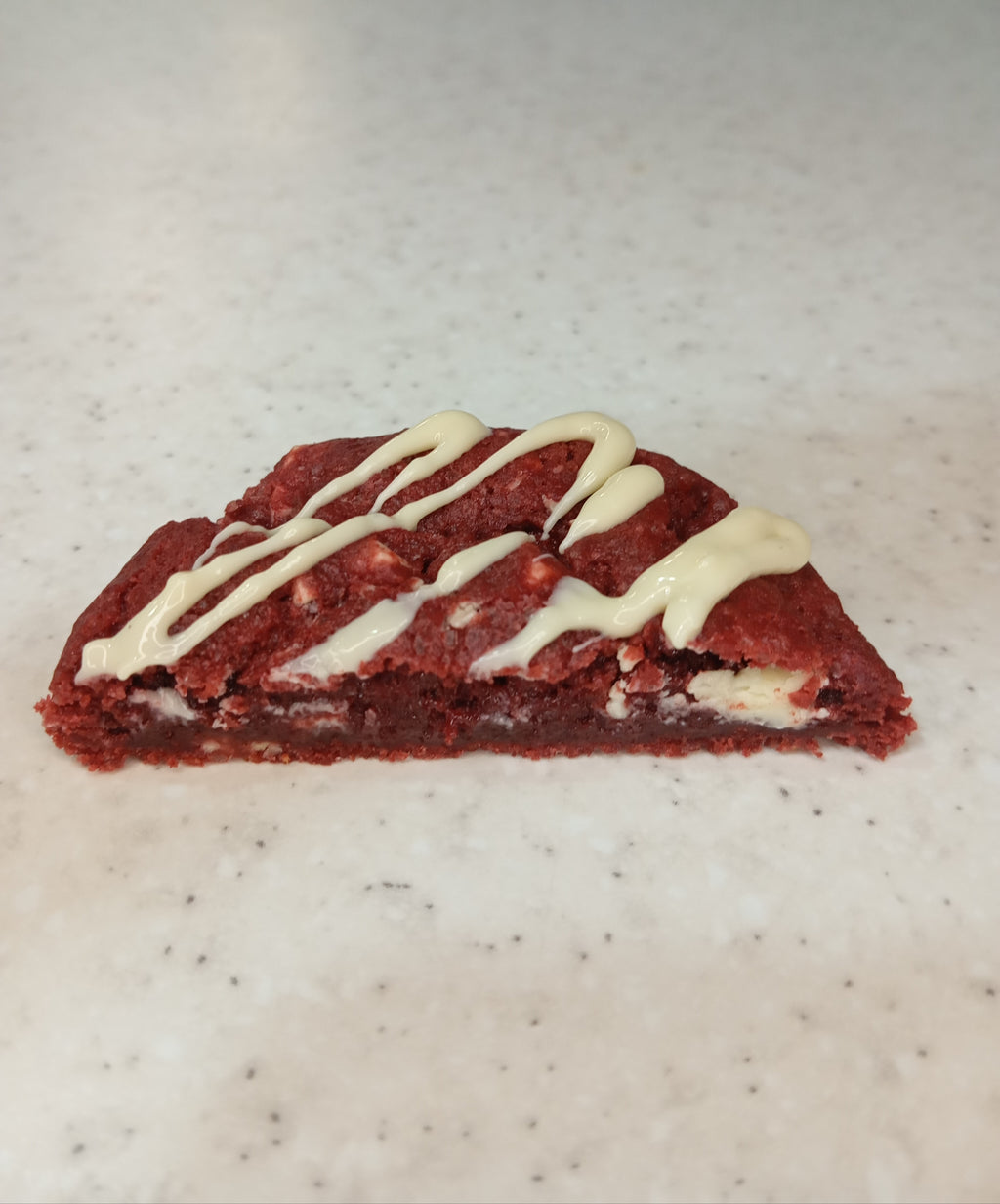 Raudonieji aksominiai sausainiai su baltojo šokolado